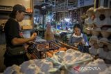 Pedagang telur ayam melayani pembeli di Pasar Atas Baru, Kota Cimahi, Jawa Barat, Senin (22/12/2025). Badan Pangan Nasional (Bapanas) memastikan ketersediaan telur ayam ras secara nasional dalam posisi aman dan mencukupi kebutuhan konsumsi masyarakat selama periode Natal 2025 dan Tahun Baru 2026, dengan total ketersediaan di Desember ini diproyeksikan mencapai 655,5 ribu ton sedangkan kebutuhan konsumsi telur ayam diperkirakan mencapai 581 ribu ton. ANTARA FOTO/Abdan Syakura/agr