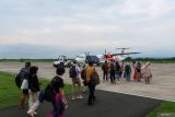 Sejumlah penumpang bersiap naik pesawat pada penerbangan perdana rute Banyuwangi-Lombok di Bandara Banyuwangi, Jawa Timur, Minggu (21/12/2025). Pembukaan rute tersebut menjadi bagian upaya peningkatan konektivitas antar wilayah serta mendukung sektor pariwisata dan mobilitas masyarakat antara Banyuwangi dan Lombok. ANTARA Jatim/Budi Candra Setya/mas.