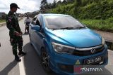 Personel Satgas Pamtas RI-Malaysia Yonarhanud 1/PBC/1 Kostrad memberhentikan kendaraan berpelat Malaysia saat pemeriksaan kendaraan di Jalan Lintas Negara Malindo, Entikong, Kabupaten Sanggau, Kamis (27/11/2025). Pemeriksaan yang dilaksanakan Satgas Pamtas Yonarhanud 1/PBC/1 Kostrad tersebut bertujuan mengantisipasi berbagai aktivitas ilegal, termasuk peredaran narkotika, masuknya barang ekspor tanpa melalui jalur resmi, serta praktik perdagangan manusia. ANTARA FOTO/Jessica Wuysang
