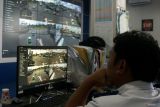 Petugas dinas perhubungan memantau arus lalulintas kendaraan yang melintas di jalur Malang-Blitar-Kediri/Tulungagung melalui kamera pemantau (CCTV) di pusat Area Traffict Control System (ATCS) Dishub Kabupaten Blitar, Jawa Timur, Selasa (23/12/2025). Jelang peringatan hari raya natal dan tahun baru 2026, Dishub setempat mulai mencatat peningkatan jumlah arus kendaraan yang melintas, dari yang bisanya kurang dari 500 kendaraan per hari, menjadi sekitar 200 ribu kendaraan perhari yang dimulai sejak 19 Desember, diamana 63 persen diantaranya didominasi oleh kendaaraan roda 2. Antara Jatim/Irfan Anshori/um