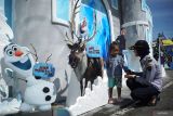 Personel Dishub bercengkrama dengan anak-anak pengunjung Pos Pelayanan pengamanan Natal 2025 dan Tahun Baru 2026 bertema 'Frozen' Disneyland di simpang empat Jalan KH A Wahid Hasyim Kabupaten Jombang, Jawa Timur, Selasa (23/12/2025). Pos pelayanan (posyan) yang dibangun Satuan Lalu Lintas Polres Jombang ini sengaja dirancang ramah keluarga, dan selama libur Natal 2025 dan Tahun Baru 2026 Polres setempat mendirikan enam pos pengamanan dan pelayanan untuk memastikan situasi kamtibmas tetap aman. Antara Jatim/Syaiful Arif/um