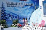 Anak-anak bermain di Pos Pelayanan pengamanan Natal 2025 dan Tahun Baru 2026 bertema 'Frozen' Disneyland di simpang empat Jalan KH A Wahid Hasyim Kabupaten Jombang, Jawa Timur, Selasa (23/12/2025). Pos pelayanan (posyan) yang dibangun Satuan Lalu Lintas Polres Jombang ini sengaja dirancang ramah keluarga, dan selama libur Natal 2025 dan Tahun Baru 2026 Polres setempat mendirikan enam pos pengamanan dan pelayanan untuk memastikan situasi kamtibmas tetap aman. Antara Jatim/Syaiful Arif/um