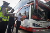 Petugas gabungan mengecek dokumen saat pemeriksaan kelaikan jalan kendaraan di Terminal Poris Plawad, Kota Tangerang, Banten, Selasa (23/12/2025). Pemeriksaan tersebut dilakukan untuk memastikan kelengkapan administrasi dan kondisi armada bus sesuai dengan standar keselamatan kendaraan guna menjamin keamanan dalam melayani penumpang pada masa libur Natal dan Tahun Baru 2026. ANTARA FOTO/Putra M. Akbar/gp