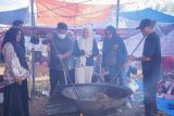 Dharmasraya masak dua ton rendang untuk bencana Sumatera, Bupati Annisa: wujud peduli-solidaritas masyarakat