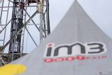 Teknisi operator seluler Indosat memanjat tower untuk melakukan perawatan di site BTS Bandara Internasional Juanda di Sidoarjo, Jawa Timur, Senin (22/12/2025). Menjelang periode Natal dan Tahun Baru, Indosat memperkuat kualitas jaringan di 68 point of interest strategis dengan mengoperasikan lebih dari 24.600 BTS di seluruh Jawa Timur guna memastikan kesiapan jaringan yang andal dan stabil sebagai upaya mendukung kebutuhan komunikasi masyarakat yang diproyeksikan meningkat hingga 15,5 persen dibandingkan hari normal  ANTARA Jatim/Moch Asim.