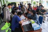 Petugas gabungan mendata keluarga korban untuk proses identifikasi jenazah korban kecelakaan bus PO Cahaya Trans di RSUD Kariadi, Semarang, Jawa Tengah, Senin (22/12/2025). Tim Disaster Victim Identification (DVI) Polda Jawa Tengah dan tim forensik RSUD Kariadi telah mengidentifikasi sebanyak 16 jenazah penumpang korban kecelakaan bus PO Cahaya Trans rute Jatiasih-Yogyakarta di ruas simpang susun pintu keluar Jalan Tol Krapyak, Semarang pada Senin (22/12) dini hari dan selanjutnya korban meninggal dunia telah diserahkan kepada keluarga untuk proses pemakaman. ANTARA FOTO/Makna Zaezar/rwa.