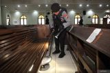 Sejumlah anggota Polri melakukan sterilisasi di Gereja Bahtera Hayat, Surabaya, Jawa Timur, Selasa (23/12/2025). Polres Pelabuhan Tanjung Perak bersama Detasemen Gegana Satbrimob Polda Jawa Timur melakukan sterilisasi di gereja-gereja yang berada di wilayah hukum Polres Pelabuhan Tanjung Perak untuk memberikan keamanan dan kenyamanan bagi umat Kristiani dalam melaksanakan ibadah Natal. ANTARA Jatim/Didik Suhartono/mas.