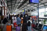 Sejumlah calon penumpang mengantre untuk naik kereta api di Stasiun Kereta Api Madiun, Jawa Timur, Rabu (24/12/2025). PT KAI Daerah Operasi (Daop) 7 Madiun mencatat selama masa angkutan Natal dan Tahun Baru 2026 sejak tanggal 18 hingga 24 Desember melayani 222.752 penumpang terdiri dari 108.455 penumpang berangkat dan 114.297 penumpang tiba di seluruh stasiun yang berada di wilayah kerja Daop 7. Antara Jatim/Siswowidodo/um