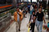 Sejumlah penumpang turun dari kereta api di Stasiun Kereta Api Madiun, Jawa Timur, Rabu (24/12/2025). PT KAI Daerah Operasi (Daop) 7 Madiun mencatat selama masa angkutan Natal dan Tahun Baru 2026 sejak tanggal 18 hingga 24 Desember melayani 222.752 penumpang terdiri dari 108.455 penumpang berangkat dan 114.297 penumpang tiba di seluruh stasiun yang berada di wilayah kerja Daop 7. Antara Jatim/Siswowidodo/um