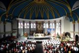 Umat Katolik mengikuti Misa Natal di Gereja Katedral, Samarinda, Kalimantan Timur, Rabu (24/12/2025). Dalam perayaan Natal 2025, Gereja Katedral Samarinda bertemakan Allah Hadir Untuk Menyelamatkan Keluarga. Antara Kaltim/M Risyal Hidayat