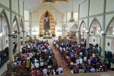 Perayaan Misa Malam Natal di Kota Kupang berjalan khidmat