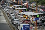 Sejumlah kendaraan antre memasuki gerbang Tol Cikupa di Kabupaten Tangerang, Banten, Rabu (24/12/2025). PT Jasa Marga (Persero) Tbk mencatat sebanyak 829.223 kendaraan meninggalkan wilayah Jabotabek melalui empat gerbang tol utama, yakni Cikupa, Ciawi, Cikampek Utama dan Kalihurip Utama, sepanjang periode 18 Desember - 23 Desember 2025. ANTARA FOTO/Putra M. Akbar/gp