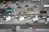 Foto udara sejumlah kendaraan antre memasuki gerbang Tol Cikupa di Kabupaten Tangerang, Banten, Rabu (24/12/2025). PT Jasa Marga (Persero) Tbk mencatat sebanyak 829.223 kendaraan meninggalkan wilayah Jabotabek melalui empat gerbang tol utama, yakni Cikupa, Ciawi, Cikampek Utama dan Kalihurip Utama, sepanjang periode 18 Desember - 23 Desember 2025. ANTARA FOTO/Putra M. Akbar/gp