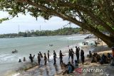 Sejumlah wisatawan bermain bola di Pantai Pasir Putih Carita, Pandeglang, Banten, Rabu (24/12/2025). Dinas Pariwisata Provinsi Banten menargetkan jumlah kunjungan wisatawan selama libur Natal dan Tahun Baru 2026 mencapai 350 ribu wisatawan, meningkat dari jumlah kunjungan tahun sebelumnya yaitu 250 ribu wisatawan dengan destinasi wisata unggulan seperti Anyer, Carita, Sawarna, dan wisata non-pantai seperti Banten Lama dan Badui. ANTARA FOTO/Muhammad Bagus Khoirunas/gp
