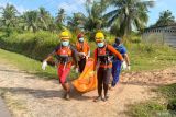 Tim SAR Gabungan melakukan evakuasi terhadap remaja bernama Isanudin (16) korban tenggelam di Muara Sungai Desa Kurau, Kabupaten Bangka Tengah, Provinsi Kepulauan Bangka Belitung, Rabu (24/12/2025). Jasad Isanudin ditemukan sekitar 2,5 mil laut dari lokasi kejadian dalam keadaan meninggal dunia di area pesisir pantai. (ANTARA FOTO/HO-Kansar Pangkalpinang)