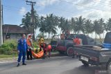 Tim SAR Gabungan melakukan evakuasi terhadap remaja bernama Isanudin (16) korban tenggelam di Muara Sungai Desa Kurau, Kabupaten Bangka Tengah, Provinsi Kepulauan Bangka Belitung, Rabu (24/12/2025). Jasad Isanudin ditemukan sekitar 2,5 mil laut dari lokasi kejadian dalam keadaan meninggal dunia di area pesisir pantai. (ANTARA FOTO/HO-Kansar Pangkalpinang)