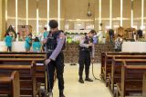 Anggota Detasemen Gegana Satbrimob Polda Jatim melakukan sterilisasi di Gereja Katolik St. Maria Annuntiata Sidoarjo, Jawa Timur, Rabu (24/12/2025). Sterilisasi gereja-gereja yang berada di wilayah hukum Polresta Sidoaro tersebut guna menjamin keamanan dan kenyamanan umat Kristiani dalam menunaikan ibadah Natal. Antara Jatim/Umarul Faruq