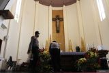 Polisi melakukan sterilisasi di mimbar Gereja Katedral Ijen, Malang, Jawa Timur, Rabu (24/12/2025). Sterilisasi tersebut dilakukan di sejumlah gereja untuk memberi rasa aman dan nyaman bagi umat Katolik yang akan menjalankan misa Natal, sekaligus mengantisipasi potensi gangguan keamanan selama perayaan Natal. ANTARA Jatim/Ari Bowo Sucipto/mas.