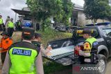 Polisi salurkan bantuan seng korban angin kencang di Wonosobo