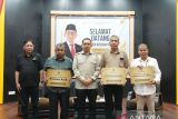 Menbud menyerahkan bantuan bagi warga terdampak bencana di Sumatera