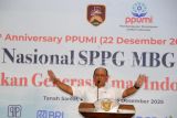 Kepala Badan Gizi Nasional Dadan Hindayana menyampaikan sambutan saat peresmian dapur Satuan Pelayanan Pemenuhan Gizi (SPPG) Terintegrasi dan Gerakan Generasi Emas Indonesia 2045 di wilayah Kelurahan Mekarwangi, Tanah Sareal, Kota Bogor, Jawa Barat, Selasa (23/12/2025). Dapur SPPG Terintegrasi yang dikelola Yayasan Jabal Quran Indonesia dan PPUMI yang ditargetkan mampu melayani hingga 28.000 penerima manfaat program Makan Bergizi Gratis (MBG) tersebut diharapkan menjadi contoh pengelolaan layanan gizi yang tidak hanya berfokus pada pemenuhan kebutuhan anak tetapi juga berkontribusi nyata terhadap penguatan ekonomi masyarakat di sekitarnya. ANTARA FOTO/Arif Firmansyah/bar