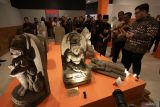Bupati Kediri Hanindhito Himawan Pramana (kanan) mengamati arca saat pembukaan Museum Sri Aji Joyoboyo, Kabupaten Kediri, Jawa Timur, Kamis (25/12/2025). Museum baru milik Pemkab Kediri tersebut dibuka secara terbatas dengan menampilkan 50 artefak dari total koleksi sebanyak 190 artefak arkeologi peninggalan era pra Kerajaan Kediri hingga masa kolonial Belanda. Antara Jatim/Prasetia Fauzani/um