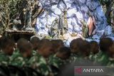 Jemaat mengikuti Ibadah Misa Natal di Kapel Santa Maria dari Betlehem, Karmel, Lembang, Kabupaten Bandung Barat, Jawa Barat, Kamis (25/12/2025).  Kapel Santa Maria dari Betlehem Paroki Santa Maria Fatima melaksanakan perayaan Natal 2025 dengan mengangkat tema Allah Hadir untuk Menyelamatkan Keluarga yang diikuti oleh ratusan jemaat dari berbagai daerah di Kabupaten Bandung Barat. ANTARA FOTO/Abdan Syakura/agr