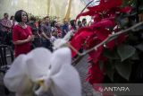 Jemaat mengikuti Ibadah Misa Natal di Kapel Santa Maria dari Betlehem, Karmel, Lembang, Kabupaten Bandung Barat, Jawa Barat, Kamis (25/12/2025). Kapel Santa Maria dari Betlehem Paroki Santa Maria Fatima melaksanakan perayaan Natal 2025 dengan mengangkat tema Allah Hadir untuk Menyelamatkan Keluarga yang diikuti oleh ratusan jemaat dari berbagai daerah di Kabupaten Bandung Barat. ANTARA FOTO/Abdan Syakura/agr