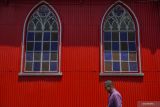 Wisatawan mancanegara mengunjungi Gereja Protestan di Indonesia bagian Barat (GPIB) Immanuel atau Gereja Merah di Probolinggo, Jawa Timur, Kamis (25/12/2025). Sedikitnya 500 pelancong kapal pesiar yang berlabuh di Pelabuhan Tanjung Tembaga mengikuti kunjungan singkat ke sejumlah destinasi wisata sejarah di Kota Probolinggo, di antaranya Gereja Merah, Kelenteng Tri Dharma Sumbernaga, dan Museum Probolinggo, dalam rangkaian wisata di kota tersebut. ANTARA Jatim/Irfan Sumanjaya/mas.