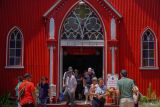 Wisatawan mancanegara mengunjungi Gereja Protestan di Indonesia bagian Barat (GPIB) Immanuel atau Gereja Merah di Probolinggo, Jawa Timur, Kamis (25/12/2025). Sedikitnya 500 pelancong kapal pesiar yang berlabuh di Pelabuhan Tanjung Tembaga mengikuti kunjungan singkat ke sejumlah destinasi wisata sejarah di Kota Probolinggo, di antaranya Gereja Merah, Kelenteng Tri Dharma Sumbernaga, dan Museum Probolinggo, dalam rangkaian wisata di kota tersebut. ANTARA Jatim/Irfan Sumanjaya/mas.
