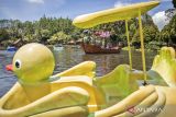 Wisatawan menaiki wahana perahu di objek wisata Floating Market Lembang, Kabupaten Bandung Barat, Jawa Barat, Kamis (25/12/2025). Menurut pengelola, pada momen libur panjang Natal 2025 dan Tahun Baru 2026 kunjungan wisatawan di objek wisata tersebut meningkat sekitar 20 persen atau 5.000 sampai 6.000 pengunjung per hari dibandingkan dengan periode yang sama pada tahun lalu. ANTARA FOTO/Abdan Syakura/agr