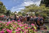 Wisatawan menaiki wahana kereta danau di objek wisata Floating Market Lembang, Kabupaten Bandung Barat, Jawa Barat, Kamis (25/12/2025). Menurut pengelola, pada momen libur panjang Natal 2025 dan Tahun Baru 2026 kunjungan wisatawan di objek wisata tersebut meningkat sekitar 20 persen atau 5.000 sampai 6.000 pengunjung per hari dibandingkan dengan periode yang sama pada tahun lalu. ANTARA FOTO/Abdan Syakura/agr