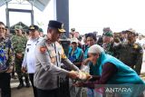 Kapolda Kepulauan Bangka Belitung Irjen Pol Viktor T Sihombing menyerahkan bantuan beras kepada masyarakat saat peninjauan pelayanan dan pengamanan Operasi Lilin Menumbing 2025 yang dilaksanakan di Pelabuhan Tanjungkalian Mentok, Bangka Barat, Jumat (26/12/2025). Peninjauan ini dilakukan untuk memastikan pelayanan penyeberangan berjalan aman, tertib, dan nyaman bagi masyarakat. ANTARA FOTO/HO-Humas Polda Babel 