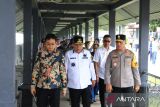 Kapolda Kepulauan Bangka Belitung Irjen Pol Viktor T Sihombing (kanan) dan Bupati Bangka Barat (kiri) bersama Forum Koordinasi Pimpinan Daerah (Forkopimda) mendampingi Gubernur Babel Hidayat Arsani (tengah) meninjau pelayanan penumpang pada jalur penyeberangan Sumatra-Bangka di Pelabuhan Tanjungkalian, Mentok, Bangka Barat, Jumat (26/12/2025). Peninjauan ini dilakukan untuk memastikan pelayanan penyeberangan berjalan aman, tertib, dan nyaman bagi masyarakat. ANTARA FOTO/HO-Humas Polda Babel 