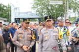 Kapolda Kepulauan Bangka Belitung Irjen Pol Viktor T Sihombing (kanan) didampingi Kapolres Bangka Barat AKBP Pradana Aditya Nugraha meninjau pelayanan dan pengamanan Operasi Lilin Menumbing 2025 yang dilaksanakan di Pelabuhan Tanjungkalian Mentok, Bangka Barat, Jumat (26/12/2025). Peninjauan ini dilakukan untuk memastikan pelayanan penyeberangan berjalan aman, tertib, dan nyaman bagi masyarakat. ANTARA FOTO/HO-Humas Polda Babel 