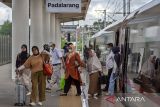 Penumpang turun dari kereta cepat Whoosh setibanya di Stasiun Whoosh Padalarang, Kabupaten Bandung Barat, Jawa Barat, Jumat (26/12/2025). PT Kereta Cepat Indonesia China (KCIC) mencatat pada momen liburan Natal 2025 dan Tahun Baru 2026 jumlah penumpang kereta cepat Whoosh meningkat sekitar 20 persen atau 22 ribu - 24 ribu penumpang per hari dibandingkan rata-rata hari biasa yang berkisar di angka 16 ribu - 18 ribu penumpang per hari. ANTARA FOTO/Abdan Syakura/agr