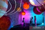 Pengunjung berada di dalam wahana Wonderlab di Paris Van Java (PVJ) Mall, Bandung, Jawa Barat, Jumat (26/12/2025). Wahana wonderlab menyuguhkan wahana museum cahaya immersive dengan beberapa ruangan instalasi konsep visual yang berbeda-beda untuk memeriahkan libur Natal 2025 dan Tahun Baru 2026. ANTARA FOTO/Raisan Al Farisi/agr
