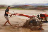 Joki beradu cepat saat lomba balap traktor di Desa Jangur, Kecamatan Sumberasih, Kabupaten Probolinggo, Jawa Timur, Jumat (26/12/2025). Pemerintah Kabupaten Probolinggo menggelar lomba balap traktor yang diikuti 32 peserta dalam rangka menyambut musim tanam sekaligus sebagai ajang promosi wisata di kawasan itu. Antara Jatim/Irfan Sumanjaya/um