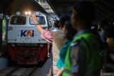 Rangkaian kereta api memasuki Stasiun Surabaya Gubeng, Surabaya, Jawa Timur, Sabtu (27/12/2025). PT Kereta Api Indonesia (KAI) Daop 8 Surabaya mencatat pada Sabtu (27/12) hingga pukul 10.00 WIB tercatat 43.587 penumpang KA baik berangkat ataupun turun di berbagai stasiun di wilayah kerjanya, dan jumlah penumpang KA sejak awal masa angkutan Natal 2025 dan Tahun Baru 2026 pada 18 hingga 27 Desember 2025 tercatat sebanyak 454.863 penumpang. ANTARA Jatim/Didik Suhartono/mas.