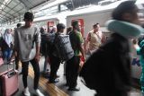Sejumlah penumpang berjalan menuju gerbong kereta api di Stasiun Surabaya Gubeng, Surabaya, Jawa Timur, Sabtu (27/12/2025). PT Kereta Api Indonesia (KAI) Daop 8 Surabaya mencatat pada Sabtu (27/12) hingga pukul 10.00 WIB tercatat 43.587 penumpang KA baik berangkat ataupun turun di berbagai stasiun di wilayah kerjanya, dan jumlah penumpang KA sejak awal masa angkutan Natal 2025 dan Tahun Baru 2026 pada 18 hingga 27 Desember 2025 tercatat sebanyak 454.863 penumpang. ANTARA Jatim/Didik Suhartono/mas.