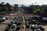 Foto udara saat diberlakukan sistem satu arah kendaraan di Gadog, Kabupaten Bogor, Jawa Barat, Kamis (25/12/2025). Menurut Satlantas Polres Bogor terhitung sejak pukul 00.00 WIB-07.000 WIB sebanyak 2.900 kendaraan masuk kawasan Puncak pada libur Natal 2025, dan diberlakukan sistem satu arah (one way) untuk mengurai kepadatan kendaraan. ANTARA FOTO/Yulius Satria Wijaya/rwa. 