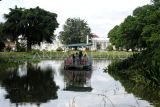 Wisatawan menaiki perahu pada wahana Tutur Danau Boat Ride di Danau Gunting, Kebun Raya Bogor, Jawa Barat, Jumat (26/12/2025). Pengelola Kebun Raya Bogor menargetkan sebanyak 65 ribu wisatawan pada libur Natal 2025, cuti bersama dan Tahun Baru 2026 dari tanggal 20 Desember 2025 hingga 4 Januari 2026. ANTARA FOTO/Arif Firmansyah/YU 
