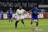 Pesepak bola Persib Bandung Rosembergne Da Silva (kanan) berebut bola dengan pesepak bola PSM Makassar Yuran Fernandes Rocha Lopes (kedua kanan) pada pertandingan lanjutan BRI Super League di Stadion Gelora Bandung Lautan Api (GBLA), Bandung, Jawa Barat, Sabtu (27/12/2025). Persib Bandung berhasil mengalahkan PSM Makassar dengan skor akhir 1-0. ANTARA FOTO/Abdan Syakura/agr
