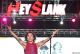 Vokalis kelompok musik Slank Kaka beraksi saat menghibur penggemarnya dalam konser bertajuk Hey 42th Slank di Pantai Mertasari, Denpasar, Bali, Sabtu (27/12/2025). Konser amal yang dirangkai dengan peringatan HUT ke-42 Slank tersebut menyumbangkan seluruh hasil penjualan tiketnya untuk korban banjir dan tanah longsor di Aceh, Sumatera Utara dan Sumatera Barat. ANTARA FOTO/Fikri Yusuf/wsj.
