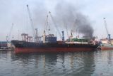Asap hitam membumbung tinggi dari kapal kargo Verizon yang terbakar di Terminal Berlian, Pelabuhan Tanjung Perak, Surabaya, Jawa Timur, Senin (29/12/2025). Sekitar 19 kendaraan pemadam kebakaran dari Tim Pemadam Kebakaran PT Pelindo Regional 3 dan Dinas Pemadam Kebakaran dan Penyelamatan (DPKP) Kota Surabaya serta empat kapal tunda dikerahkan untuk memadamkan kebakaran kapal kargo yang bermuatan petikemas itu. Antara Jatim/Didik Suhartono/um