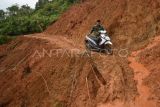 Melintasi jalan longsor di Padang Pariaman