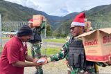 Prajurit TNI Satgas Yonif 511 bagikan bingkisan Natal ke warga pedalaman Papua