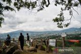 Wisatawan menikmati pemandangan alam di Tebing Keraton, Taman Hutan Raya (Tahura) Djuanda, Kabupaten Bandung, Jawa Barat, Senin (29/12/2025). Pengelola Tahura Djuanda menargetkan sebanyak 2.000 wisatawan per hari yang berkunjung di salah satu destinasi kawasan konservasi Tahura Djuanda tersebut selama periode Libur Natal 2025 dan Tahun 2026. ANTARA FOTO/Raisan Al Farisi/agr