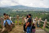 Wisatawan berfoto di Tebing Keraton, Taman Hutan Raya (Tahura) Djuanda, Kabupaten Bandung, Jawa Barat, Senin (29/12/2025). Pengelola Tahura Djuanda menargetkan sebanyak 2.000 wisatawan per hari yang berkunjung di salah satu destinasi kawasan konservasi Tahura Djuanda tersebut selama periode Libur Natal 2025 dan Tahun 2026. ANTARA FOTO/Raisan Al Farisi/agr