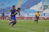 Pesepak bola Persita A. Benyamin (kanan) berusaha merebut bola dari Pemain Arema FC Dedik Setiawan (kiri) saat pertandingan BRI Super League di Stadion Kanjuruhan, Kabupaten Malang, Jawa Timur, Selasa (30/12/2025). Persita menang atas Arema FC dengan skor 1-0. Antara Jatim/Irfan Sumanjaya/um